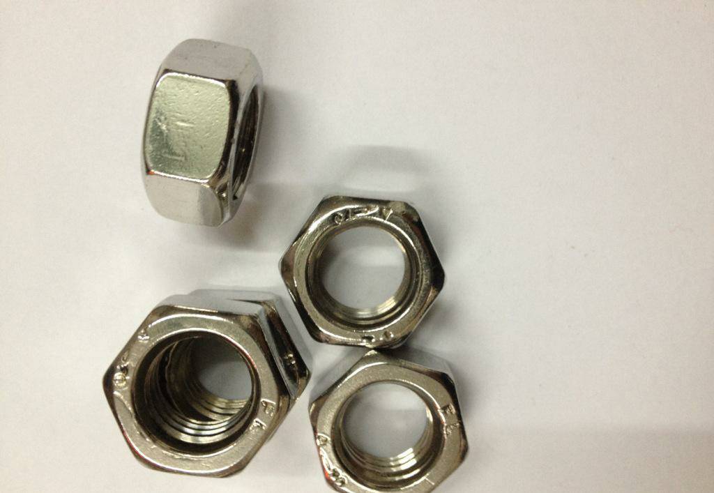 内六角圆柱螺母与六角螺母的区别。